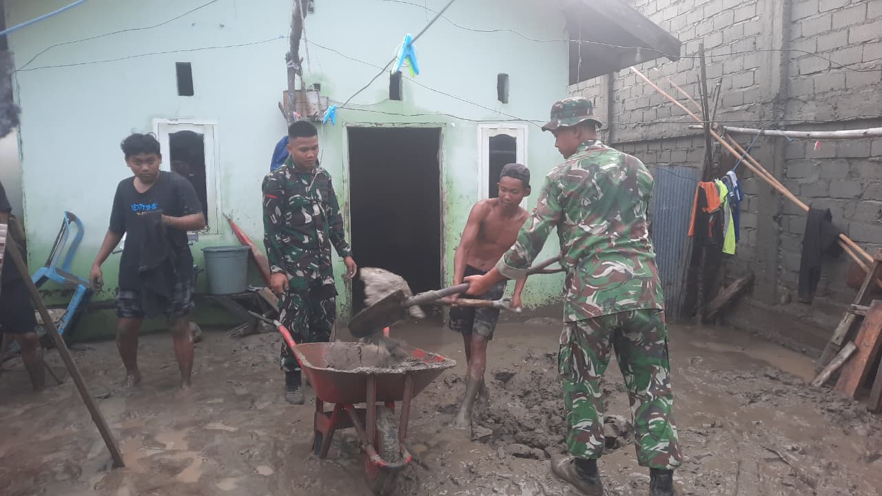 Respon Cepat Prajurit Kodam XXIII/Palaka Wira bantu warga terdampak banjir di Kelurahan Baiya Kec. Tawaeli Kota Palu